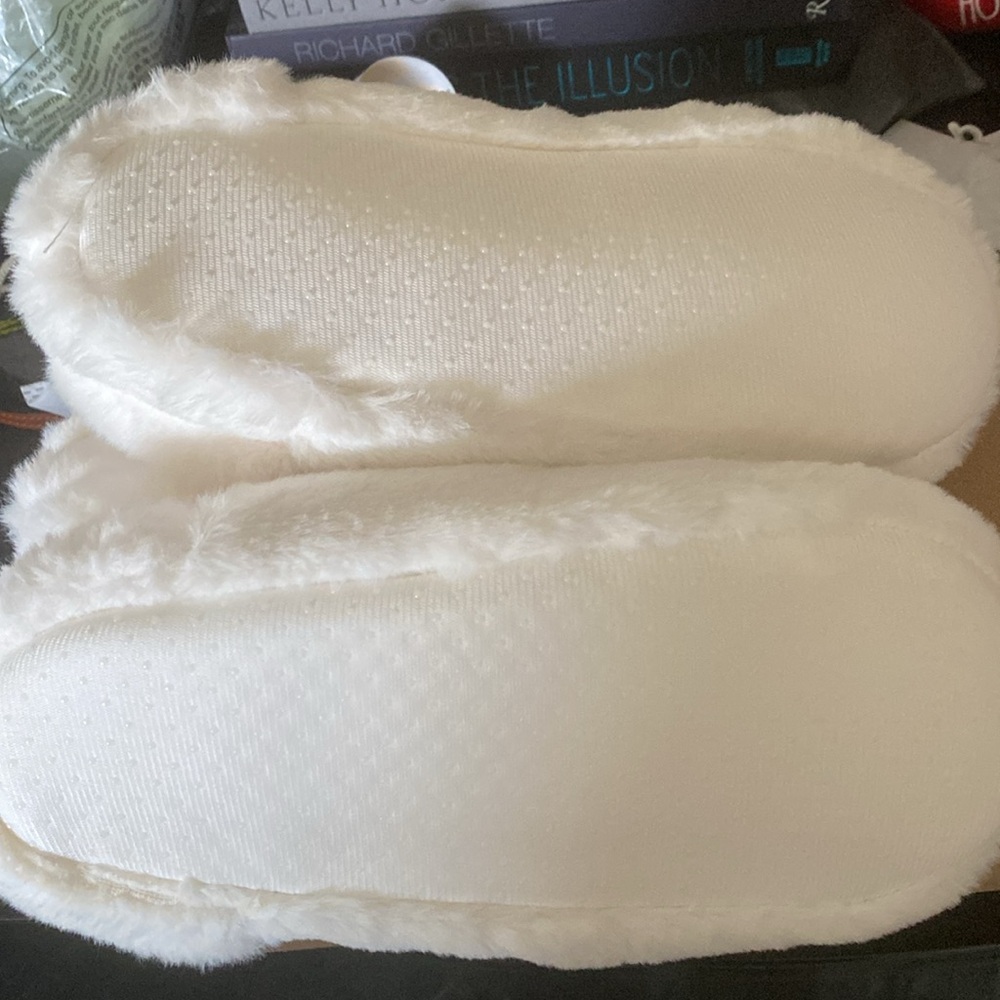 NWT Auden White Cream Plush Slippers - Picture 4 of 6